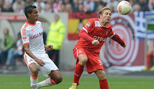 Düsseldorfs Andrej Woronin (r.) gegen Bayerns Luiz Gustavo