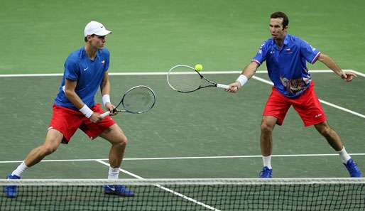 Radek Stepanek (l.) und Tomas Berdych haben ihr Doppel in vier Sätzen gewonnen