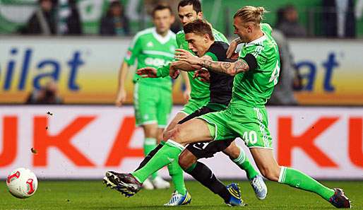 Umkämpftes Spiel: Simon Kjaer (r.) und Marcel Schäfer nehmen Nils Petersen (M.) in die Mangel