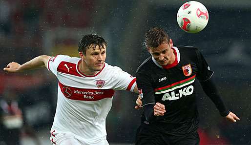 Stuttgarts William Kvist (l.) im Laufduell mit Torsten Oehrl