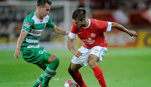 Greuther Fürths Felix Klaus (l.) gegen Marco Caligiuri vom 1. FSV Mainz 05