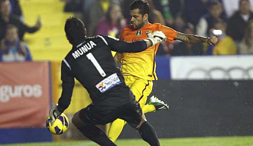 Barcelonas Dani Alves (r.) musste gegen UD Levante bereits nach 14 Minuten vom Platz