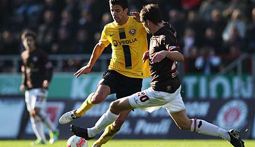 Dresdens Anthony Losilla (l.) gegen St. Paulis Sebastian Schachten (r.)