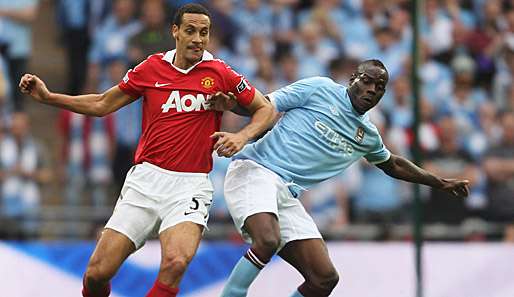 Derbytime in Manchester: Rio Ferdinand (l.) trifft auf Mario Balotelli. Für die Citizens ist ein Sieg Pflicht 