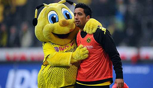 Welttorjäger Lucas Barrios mit BVB-Maskottchen Emma im März 2012