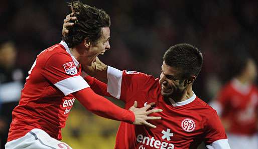Komm in meine Arme! Nicolai Müller (l.) war mit zwei Toren der Mainzer Matchwinner