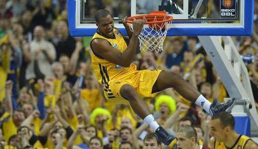 ALBA Berlins Deon Thompson lässt nach einem Dunk die Muskeln spielen