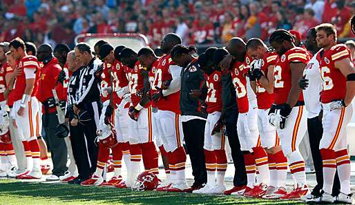 Die Spieler der Kansas City Chiefs gedenken ihrem toten Teamkameraden und seiner Freundin