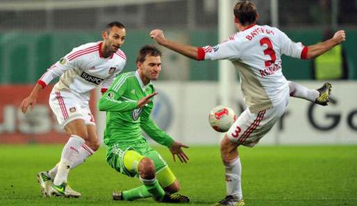 Bas Dost (M.) nimmt es mit Ömer Toprak (l.) und Stefan Reinartz auf