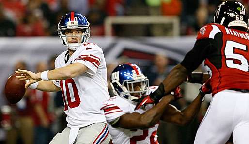 Eli Manning (l.) muss seine Giants zu zwei Siegen führen, um sich für die Playoffs zu qualifizieren