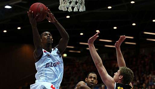 Stefan Jackson (l.) bleibt erst mal bei den Eisbären