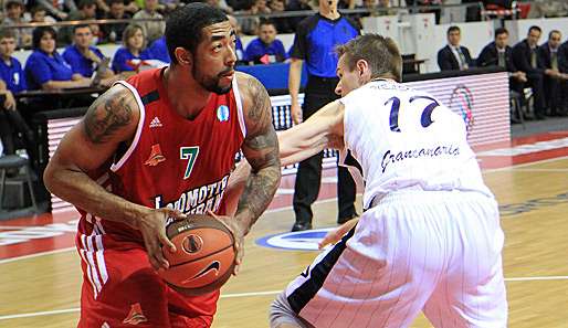 Jeremiah Massey (l., hier im Trikot von Lokomotive Kuban) erhält einen Vertrag bis Saisonende