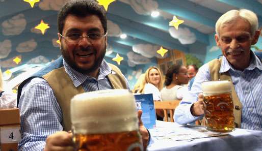 Hasan Ismaik (l.) mit Löwen-Präsident Dieter Schneider 2011 auf dem Münchner Oktoberfest