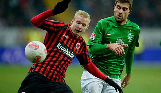 Frankfurts Sebastian Rode im Duell mit Sokratis von Werder Bremen