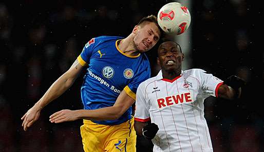 Ermin Bicakcic (l.) im Luftduell mit Kölns Anthony Ujah