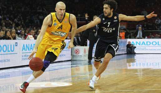 Albas Zach Morley (l.) im Duell mit dem Ex-Laker Sasha Vujacic