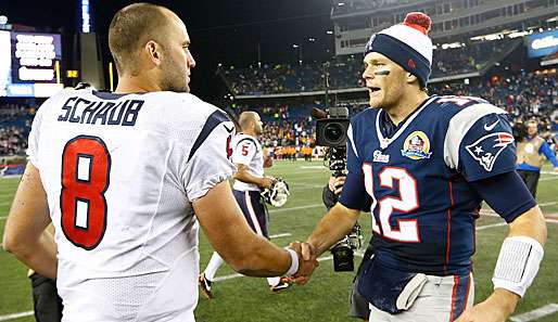 In Foxboro kommt es zum Duell zwischen Matt Schaub und Tom Brady (r.)