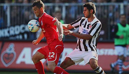 Der Cottbuser Martin Fenin (l.) im Zweikampf mit St. Paulis Carlos Zambrano (r.)