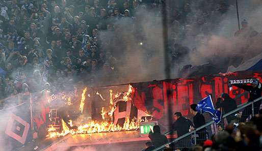 Im Spiel gegen Fortuna Düsseldorf stecken HSV-Fans eine Fahne in Brand