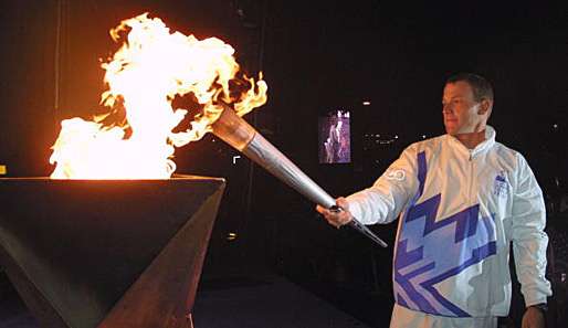 Lance Armstrong beim Entzünden des olympischen Feuers im Jahr 2002