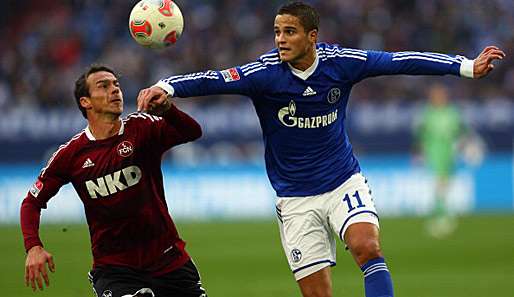 Nürnbergs Markus Feulner (l.) im Duell mit Ibrahim Afellay (r.) vom FC Schalke 04