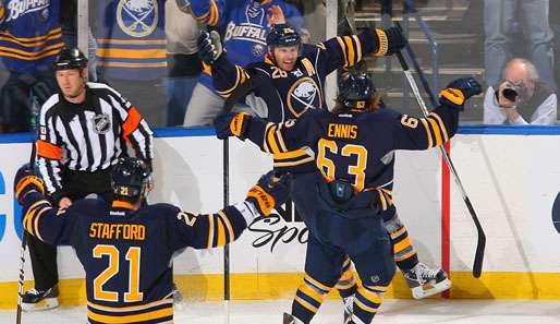 Umjubelt! Thomas Vanek (hinten) führte die Sabres mit zwei Toren und drei Assists zum Sieg