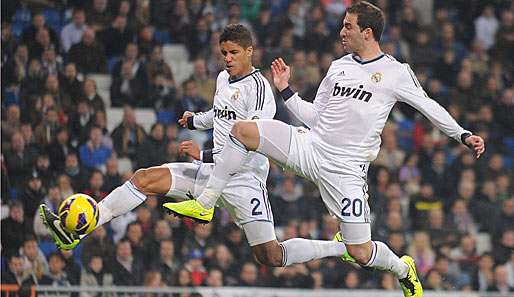 Raphael Varane (l.) hat die Meisterschaft noch nicht komplett abgeschrieben