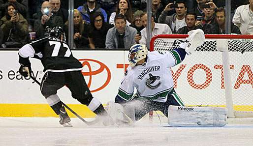 Jeff Carter (l.) sicherte den Kings mit seinem Shootout-Treffer gegen Roberto Luongo den Sieg
