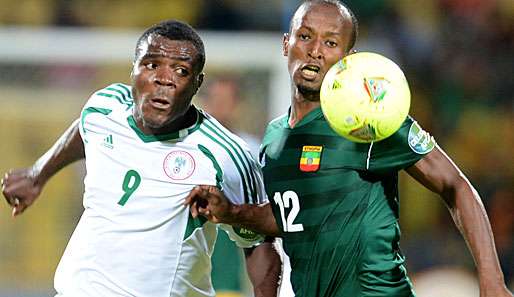 Emmanuel Emenike (l.) steht mit Nigeria im Viertelfinale des Afrika Cups