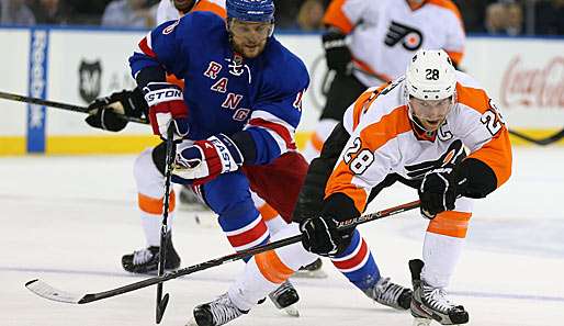 Marian Gaborik (l.) und Claude Giroux lieferten sich einen harten Kampf
