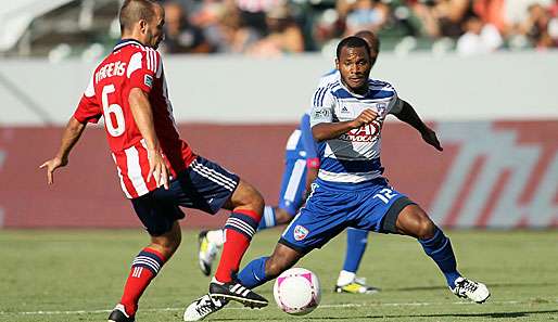 Julian de Guzman (r.) wechselt zu Jahn Regensburg