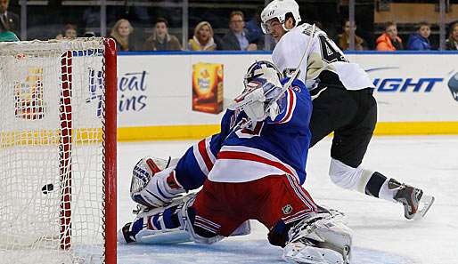 Simon Despres (r.) setzte beim 3:0-Erfolg über die Rangers den Schlusspunkt
