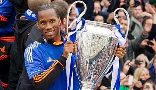 Gleicher Pokal, anderes Trikot: Didier Drogba glaubt an den Gewinn der Champions League mit Gala