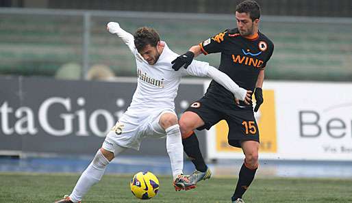 Miralem Pjanic (r.) will mit der Roma nach Europa