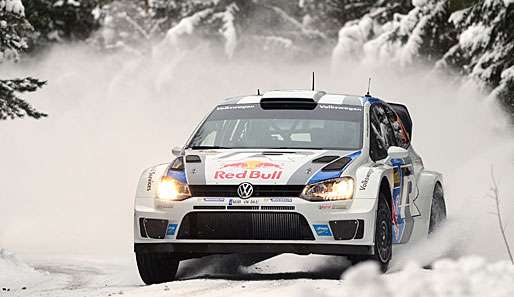 Sebastien Ogier rast durch das verschneite Schweden