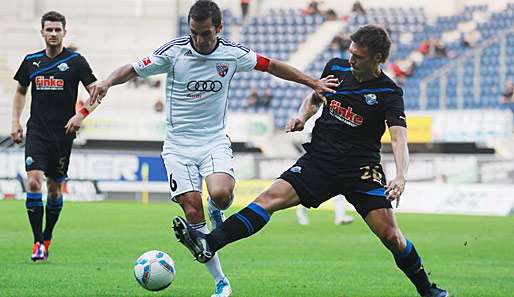 Stefan Leitl (m.) vom FC Ingolstadt flog gegen den SC Paderborn mit Rot vom Rasen