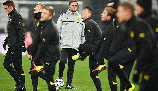 Jürgen Klopp beobachtet seine Spieler beim Abschlusstraining in Donezk