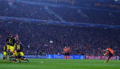 Der Moment kurz vor dem 1:0: Srna hebt den Freistoß über die Mauer