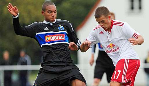 Jonathan Tah (l.) darf bei den HSV-Profis mitmischen