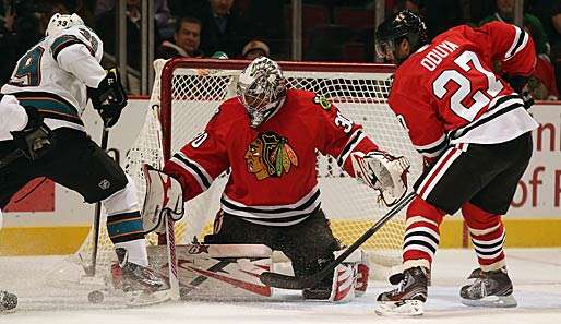 Ray Emery (M.) und die Chicago Blackhawks sind derzeit in Topform