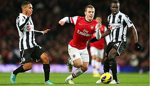 Zu gut für Arsenal? Wilshere lässt Newcastles Marveaux (l.) und Tiote (r.) stehen