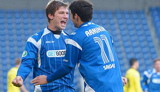 Arminia Bielefelds Torjäger Fabian Klos jubelt gegen den 1. FC Saarbrücken über einen Doppelpack