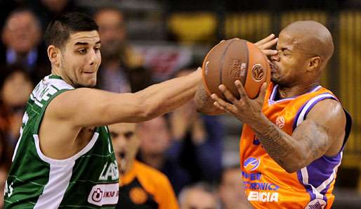 Omar Samhan (l.) wurde als Back-up von John Bryant verpflichtet