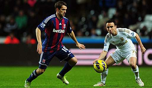 Michael Owen (l.) darf bei Stoke City auf einen neuen Vertrag hoffen