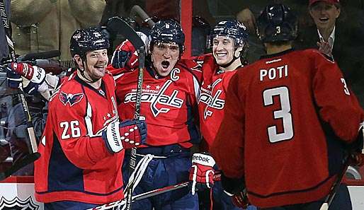 Alex Ovechkin (2.v.l) lieferte gegen die New Jersey Devils eine überragende Performance ab