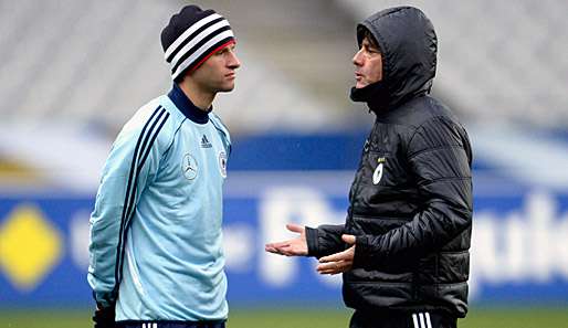 Das DFB-Team um Thomas Müller (l.) und Joachim Löw testet am 5. März 2014 gegen Chile