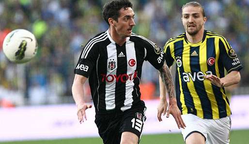 Roberto Hilbert (l.) im Duell mit Fenerbahces Caner Erkin