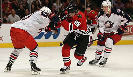 Patrick Kane (M.) besiegte mit Chicago die Blue Jackets