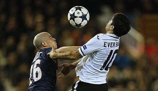 Paris' Christophe Jallet (l.) im Luftkampf mit Ever Banega