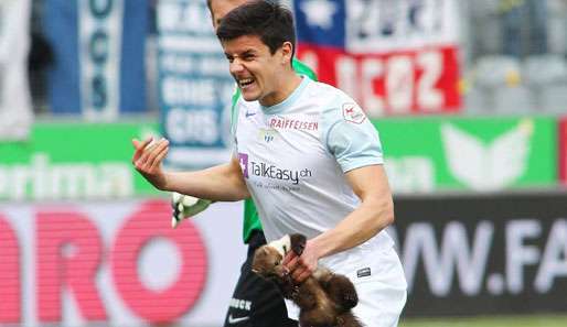 Loris Benito wurde von dem ungebetenen Gast gebissen. Erst der Keeper des FCZ schnappte ihn